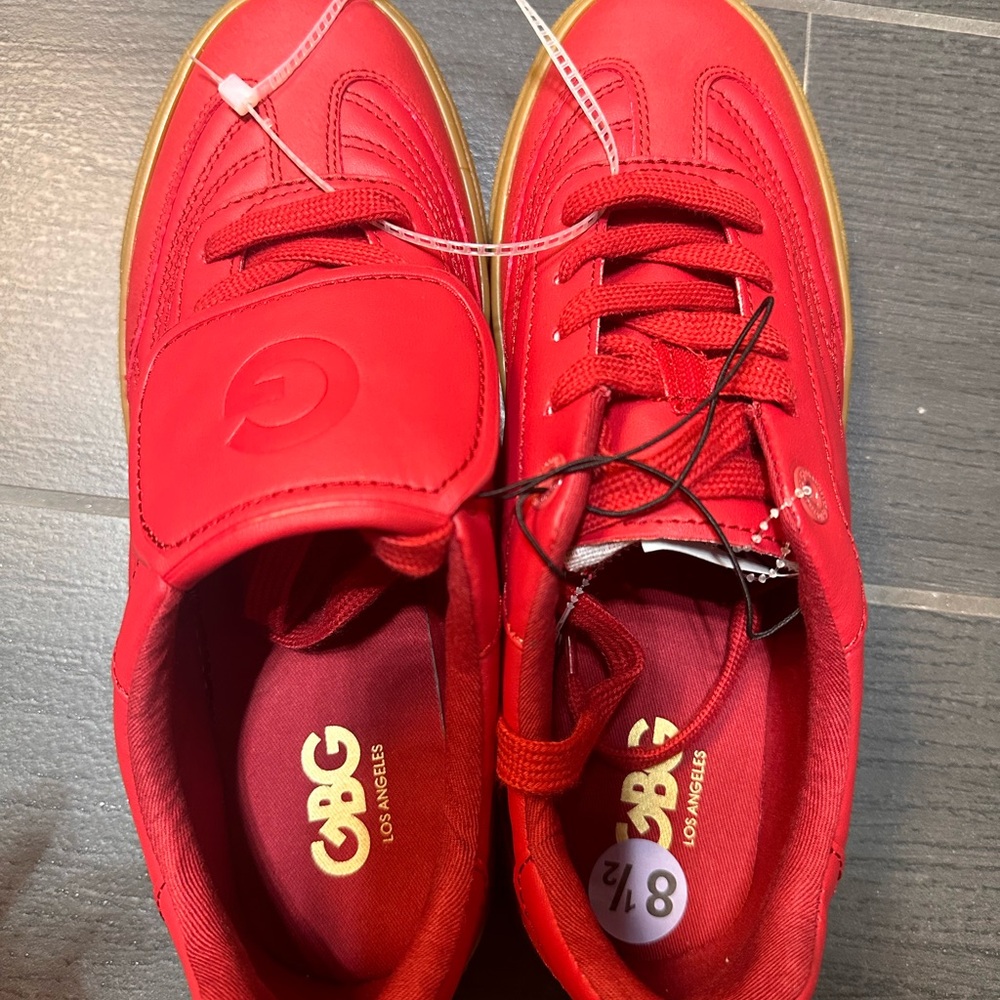 GBG Los Angeles Red Sneakers Sleek Low-Top Design